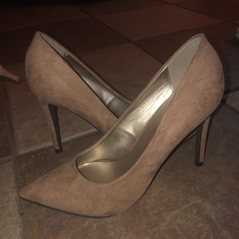 BROWN SUEDE PUMPS